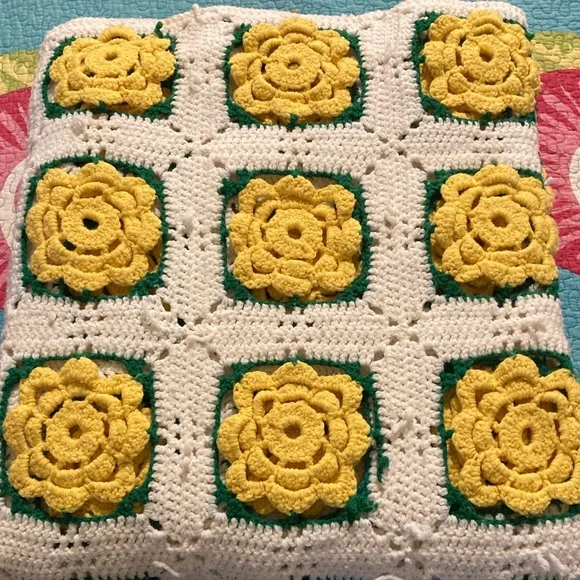 VTG Handmade Yellow and White Daisy Crochet Blanket - Picture 6 of 6